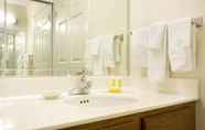 In-room Bathroom 6 Residence Inn by Marriott Newark Silicon Valley
