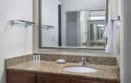Phòng tắm bên trong 7 Cranbury/South Brunswick Residence Inn by Marriott