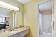 Toilet Kamar Days Inn by Wyndham Bethel - Danbury