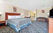 Bedroom 4 Days Inn by Wyndham Bethel - Danbury