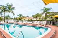 Kolam Renang Econo Lodge Cocoa Beach - near the Port