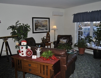 Lobby 2 Casco Bay Inn