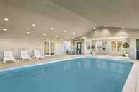 Swimming Pool Country Inn & Suites by Radisson, Frackville (Pottsville), PA