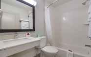 Toilet Kamar 7 SureStay Hotel by Best Western Shallotte