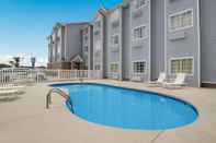 Swimming Pool SureStay Hotel by Best Western Shallotte