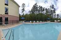 Kolam Renang Comfort Suites Wilmington near Downtown