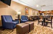 Lobby 6 Comfort Suites Wilmington near Downtown