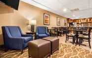 Lobi 6 Comfort Suites Wilmington near Downtown