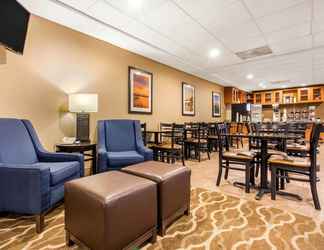 Lobi 2 Comfort Suites Wilmington near Downtown