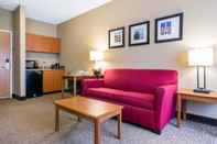 Common Space Comfort Suites Wilmington near Downtown