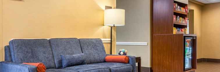 Lobi Comfort Suites Wilmington near Downtown