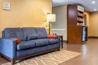 Lobi Comfort Suites Wilmington near Downtown