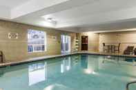 Swimming Pool Comfort Suites Redmond Airport