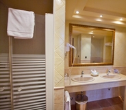 In-room Bathroom 7 Hotel MS Amaragua