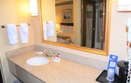 Toilet Kamar 5 Baymont by Wyndham Waterford/Burlington WI