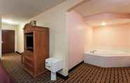 Toilet Kamar 7 Howard Johnson by Wyndham Airport