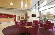 Lobi 5 Ramada by Wyndham London North M1