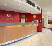 Lobi 6 Ramada by Wyndham London North M1