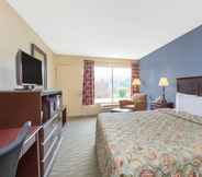 Bedroom 4 Days Inn by Wyndham Lexington
