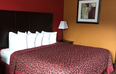 Bedroom 2 Days Inn by Wyndham Liberty/NE Kansas City