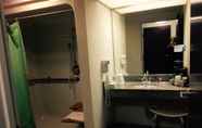 In-room Bathroom 3 Days Inn & Suites by Wyndham Poteau