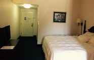 Bedroom 5 Days Inn & Suites by Wyndham Poteau