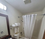 In-room Bathroom 7 Super 8 by Wyndham Valentine NE