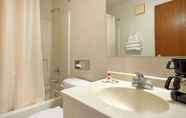 In-room Bathroom 7 Super 8 by Wyndham Hammond/North