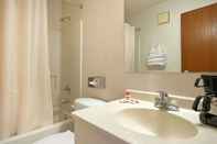 In-room Bathroom Super 8 by Wyndham Hammond/North