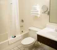 Toilet Kamar 5 Americas Best Value Inn New Paltz