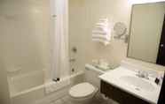 Phòng tắm bên trong 4 Americas Best Value Inn New Paltz