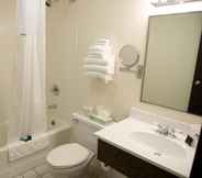 Toilet Kamar 4 Americas Best Value Inn New Paltz