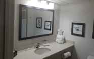 Toilet Kamar 4 Country Inn & Suites by Radisson, Charlotte University Place, NC