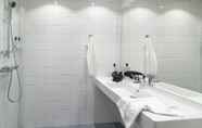 In-room Bathroom 6 Scandic Linköping City