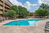 Swimming Pool Quality Inn Near the Island Pigeon Forge