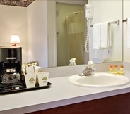 Phòng tắm bên trong 6 Days Inn & Suites by Wyndham Gresham