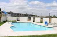 Swimming Pool Motel 6 Delano, CA