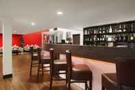 Bar, Cafe and Lounge Ramada by Wyndham Oxford