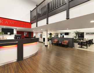 Lobi 2 Ramada by Wyndham Oxford