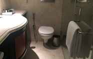 Toilet Kamar 3 St. Mark's Hotel