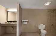 In-room Bathroom 7 Super 8 by Wyndham Chattanooga/East Ridge