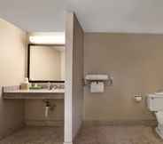 In-room Bathroom 7 Super 8 by Wyndham Chattanooga/East Ridge