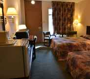 Bedroom 2 Travelodge by Wyndham Saint-Liboire