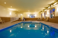 Swimming Pool Holiday Inn Express & Suites Regina-South, an IHG Hotel