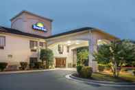 Bangunan Days Inn by Wyndham Burlington East