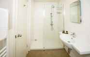 Phòng tắm bên trong 3 Donington Park Farmhouse Hotel