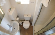 Toilet Kamar 7 Bay Lodge Guest House