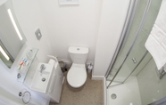 Toilet Kamar 6 Bay Lodge Guest House