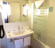 In-room Bathroom 7 Mercure Luxeuil les Bains Hexagone