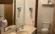 Toilet Kamar 4 Red Carpet Inn Medford